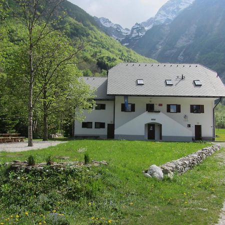 Pus Bavsica Hostel Log pod Mangartom Exterior photo
