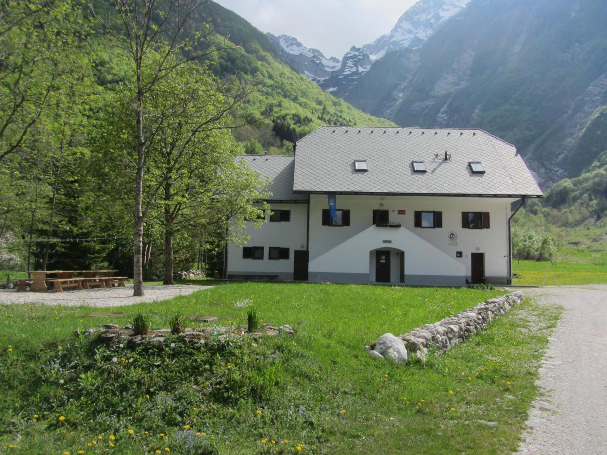 Pus Bavsica Hostel Log pod Mangartom Exterior photo